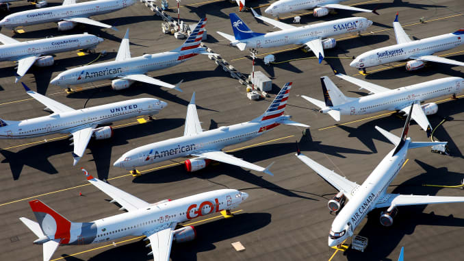 US airlines ground more planes as travel crisis deepens