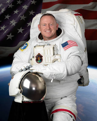 Boeing Astronaut Passes Starliner Torch to Veteran NASA Astronaut